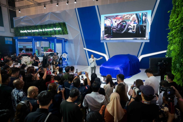 VinFast lần đầu giới thiệu VF 6 tay lái nghịch tại Triển lãm Ô tô Quốc tế IIMS Surabaya 2025